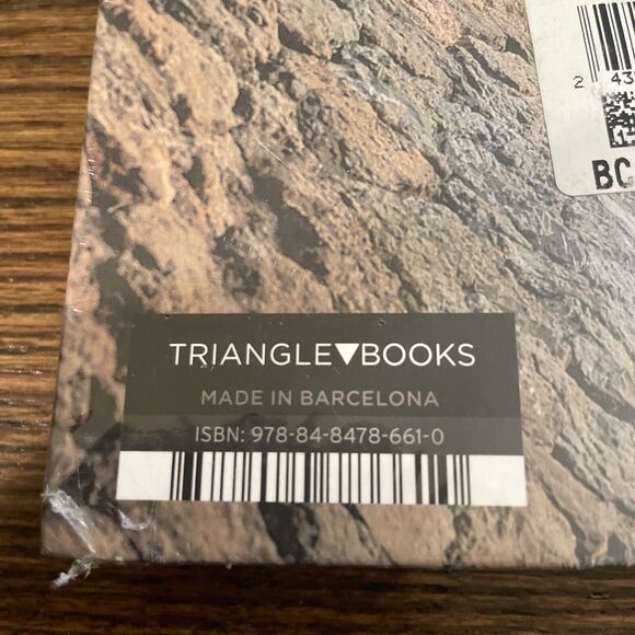 Antoni Gaudí, Singular Architect by Liz, Vivas & Pla, Hardcover Book 2022 Modern - Picture 7 of 7